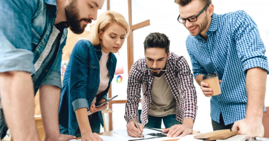 Equipe de marketing da BLOB WEB planejando estratégias para 2026 com empresário no final do ano