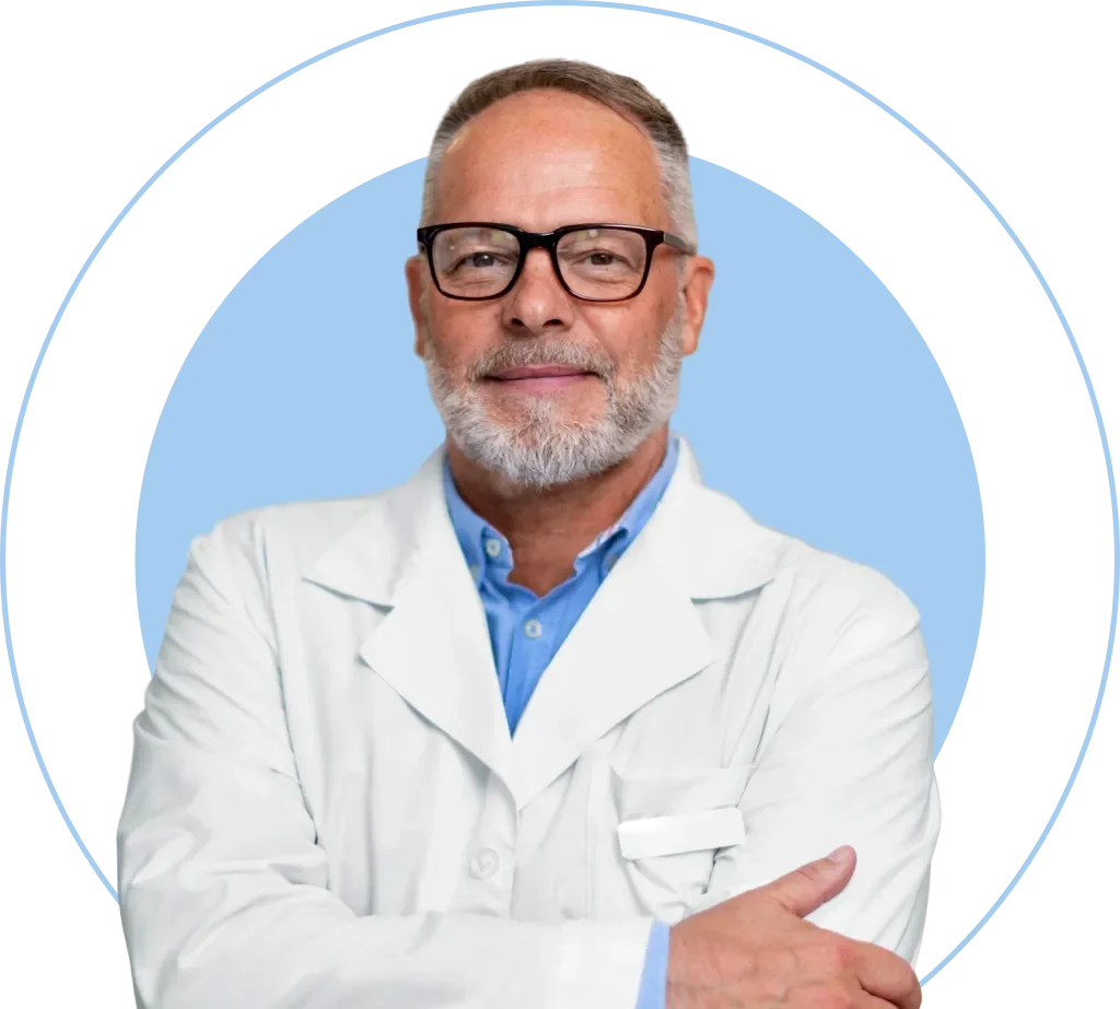 Médico ortopedista de braços cruzados sorrindo